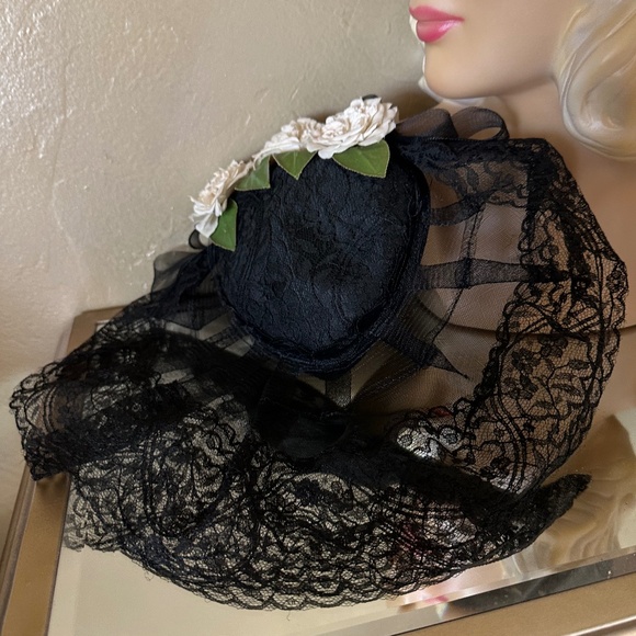 FASHIONABLE 1940\'s BLACK STRAW & LACE HAT WITH IVORY FLOWERS main image 4